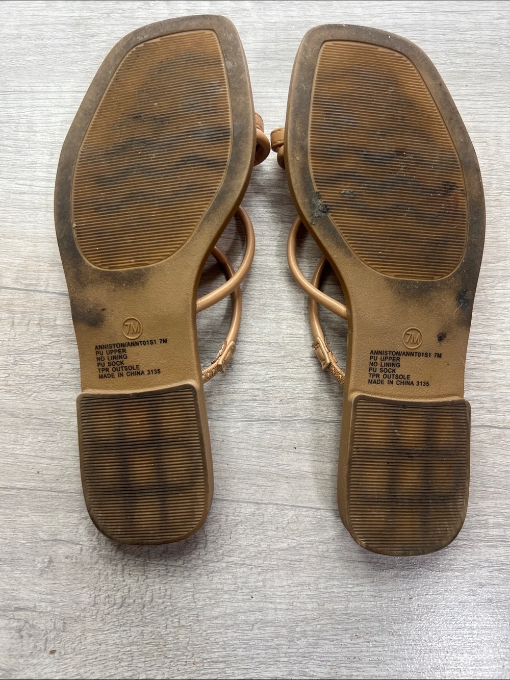 Steve Madden  Size 7 Tan Strappy Slide Sandals with Gold Knot - Picture 4 of 4